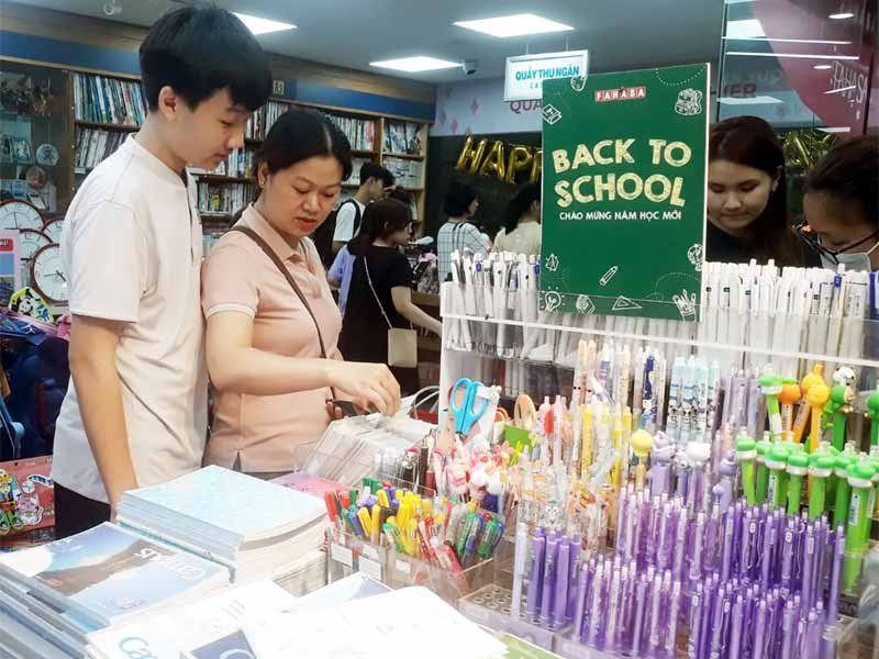Mua sắm đồ dùng học tập cho sinh viên