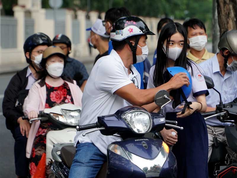 Đi học 2 buổi nhiều gia đình sẽ gặp khó khăn trong việc đưa đón con