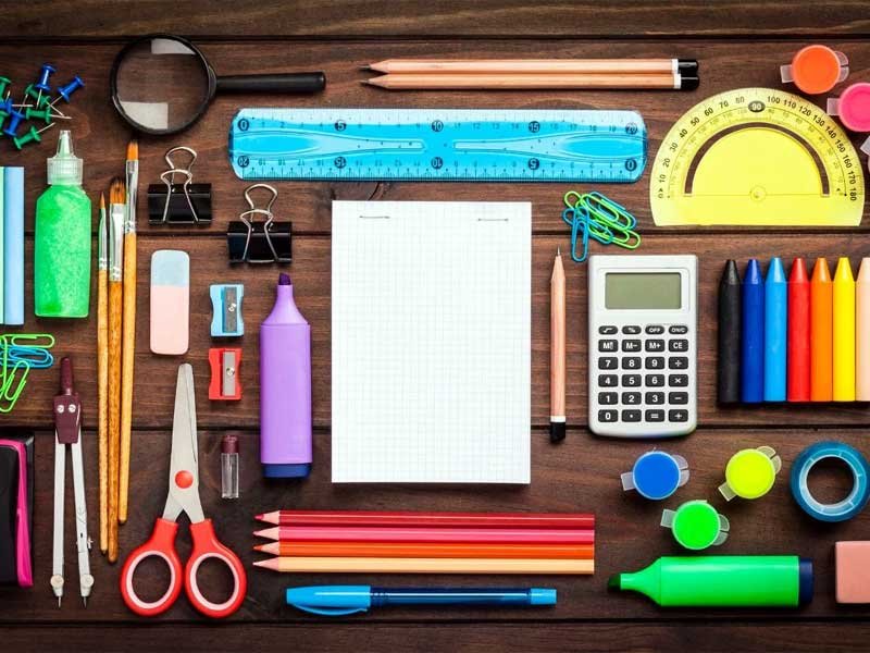 Cắt đồ dùng ngăn nắp vào túi đựng đồ để bảo quản