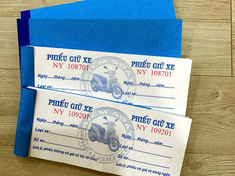 In phiếu giữ xe máy – thiết kế tối giản, nhận diện thương hiệu “nổi bật”